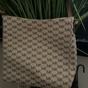 ✨Jet Set Travel Michael Kors Messenger bag✨